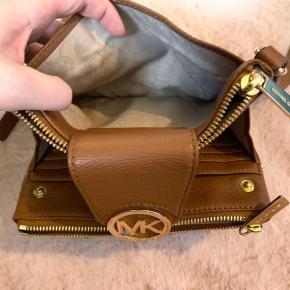 Michael Kors Crossbody Tan Leather and Gold - Picture 7 of 8
